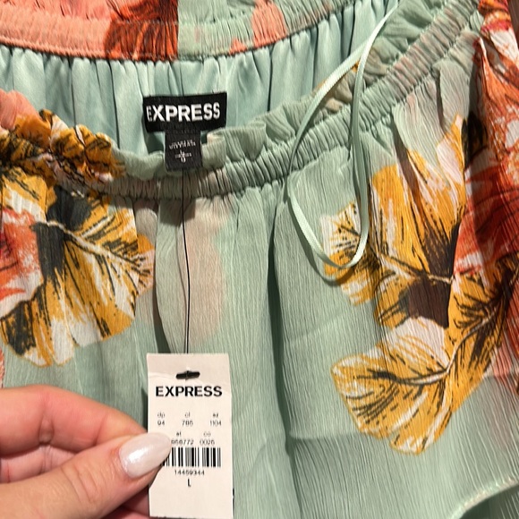 Beautiful EXPRESS summer dress- never worn - Picture 3 of 3